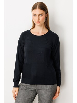 On Kadın Büyük Beden Çiçek Işlemeli Sıfır Yaka Triko Kazak 65359 Siyah