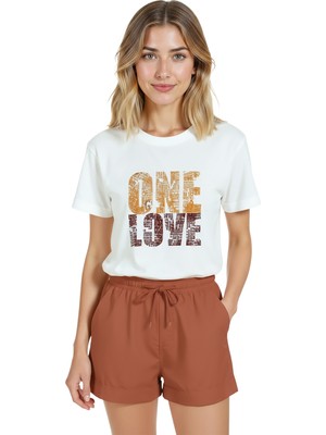 Color Luxe Kadın Beyaz Relaxed Fit %100 Pamuk Tişört – One Love Tipografi & Mozaik Baskılı