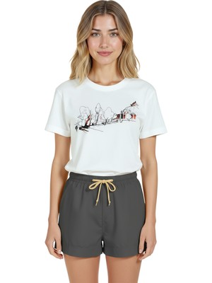 Color Luxe Kadın Beyaz Relaxed Fit %100 Pamuk Tişört – Minimal Park Eskiz ve Pavilion Illüstrasyonu