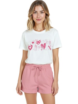 Color Luxe Kadın Beyaz Relaxed Fit %100 Pamuk Tişört – Pembe Doodle Kalp Sıralı Baskılı
