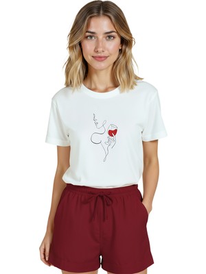 Color Luxe Kadın Beyaz Relaxed Fit %100 Pamuk Tişört – Tek Çizgi Elinde Şarap Kadehi Baskılı