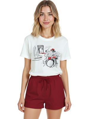 Color Luxe Kadın Beyaz Relaxed Fit %100 Pamuk Tişört – Çizgisel Davulcu & Şehir Manzarası Baskılı
