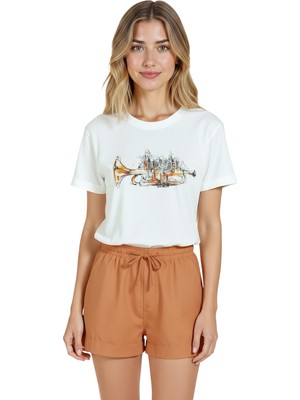 Color Luxe Kadın Beyaz Relaxed Fit %100 Pamuk Tişört – Trompet & Şehir Silueti Baskılı