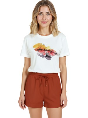 Color Luxe Kadın Beyaz Relaxed Fit %100 Pamuk Tişört – Gün Batımı Göl Manzarası Baskılı