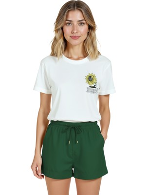 Color Luxe Kadın Beyaz Relaxed Fit %100 Pamuk Tişört – Ayçiçeği Gramofon Minyatür Baskılı