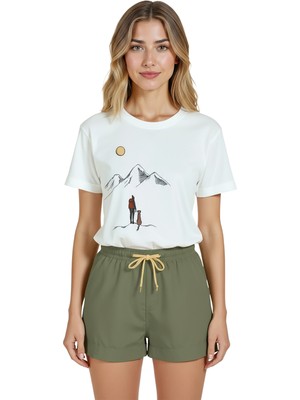 Color Luxe Kadın Beyaz Relaxed Fit %100 Pamuk Tişört – Dağcı & Köpek Illüstrasyonlu