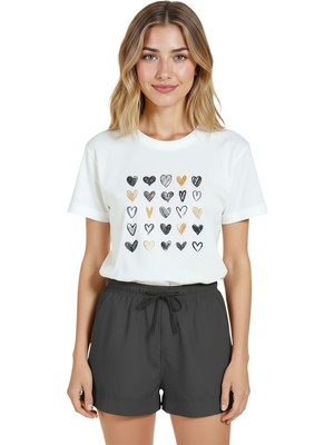 Color Luxe Kadın Beyaz Relaxed Fit %100 Pamuk Tişört – Karakalem & Altın Kalpler Düzeni Baskılı