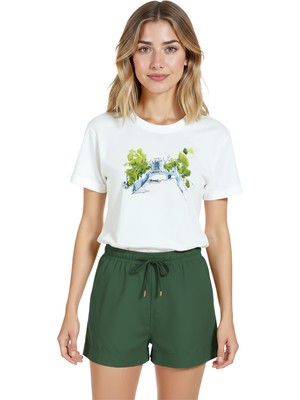Color Luxe Kadın Beyaz Relaxed Fit %100 Pamuk Tişört – Suluboya Köprü & Yeşil Ağaçlar Baskılı