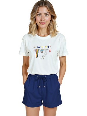 Color Luxe Kadın Beyaz Relaxed Fit %100 Pamuk Tişört – Çamaşır Ipi & Renkli Suluboya Kompozisyonlu