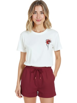 Color Luxe Kadın Beyaz Relaxed Fit %100 Pamuk Tişört – Kırmızı Gelincik Suluboya Minyatür Baskılı