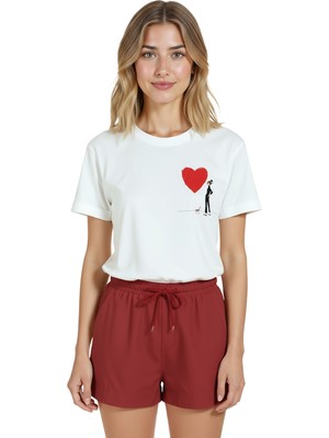 Color Luxe Kadın Beyaz Relaxed Fit %100 Pamuk Tişört – Line‑art Boyacı & Kırmızı Kalp Baskılı