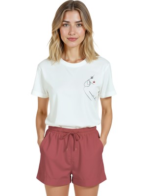 Color Luxe Kadın Beyaz Relaxed Fit %100 Pamuk Tişört – Ince Line‑art Yüz & Kırmızı Ruj Baskılı