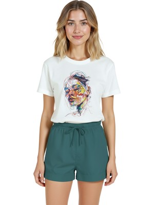 Color Luxe Kadın Beyaz Relaxed Fit %100 Pamuk Tişört – Renkli Çizgisel Karalama Yüz Baskılı