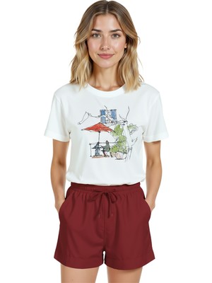 Color Luxe Kadın Beyaz Relaxed Fit %100 Pamuk Tişört – Suluboya Kafe & Şemsiye Illüstrasyonlu