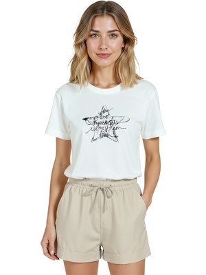 Color Luxe Kadın Beyaz Relaxed Fit %100 Pamuk Tişört – Çizgisel Yıldız Karalama Baskılı