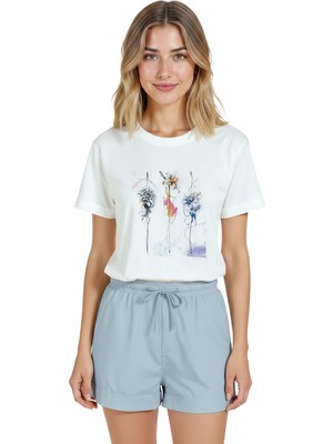 Color Luxe Kadın Beyaz Relaxed Fit %100 Pamuk Tişört – Suluboya Çiçekler & Ince Mürekkep Eskiz Baskılı