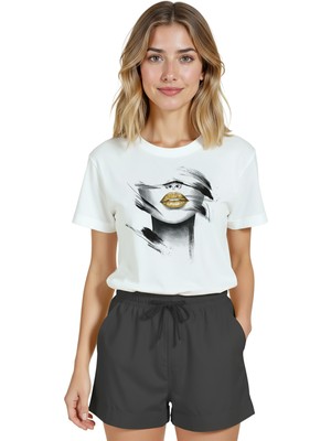 Color Luxe Kadın Beyaz Relaxed Fit %100 Pamuk Tişört – Altın Ruj & Mürekkep Fırça Izleri Baskılı