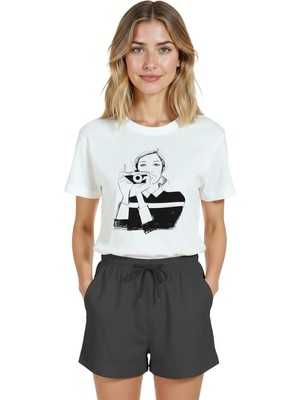 Color Luxe Kadın Beyaz Relaxed Fit %100 Pamuk Tişört – Çizgisel Fotoğrafçı & Kamera Baskılı