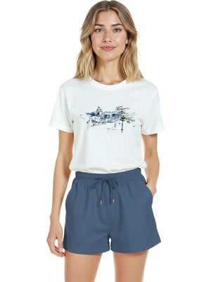 Color Luxe Kadın Beyaz Relaxed Fit %100 Pamuk Tişört – Suluboya Şehir Manzarası & Mavi Vurgu Baskılı