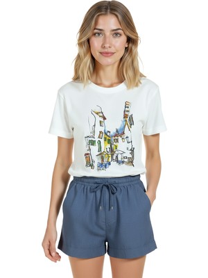 Color Luxe Kadın Beyaz Relaxed Fit %100 Pamuk Tişört – Sokak Kafeleri & Renkli Evler Baskılı