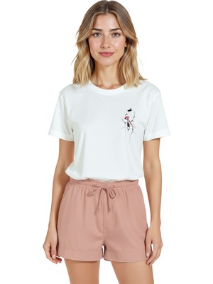 Color Luxe Kadın Beyaz Relaxed Fit %100 Pamuk Tişört – Rujlu Tek Çizgi Yüz Baskılı