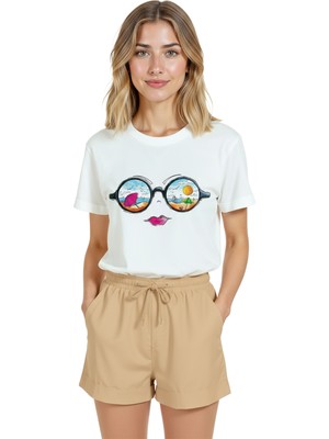 Color Luxe Kadın Beyaz Relaxed Fit %100 Pamuk Tişört – Güneşli Plaj & Gözlük Refleksi Baskılı