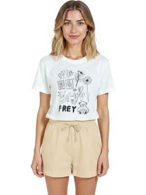 Color Luxe Kadın Beyaz Relaxed Fit %100 Pamuk Tişört – Doodle Kolaj Teddy & Çiçek Baskılı