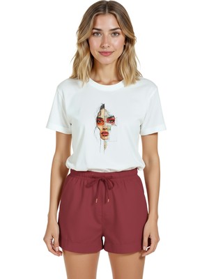 Color Luxe Kadın Beyaz Relaxed Fit %100 Pamuk Tişört – Karakalem & Suluboya Parçalı Yüz Illüstrasyonu