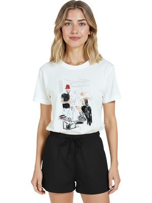 Color Luxe Kadın Beyaz Relaxed Fit %100 Pamuk Tişört – Çizgisel Kuaför Sahnesi Baskılı