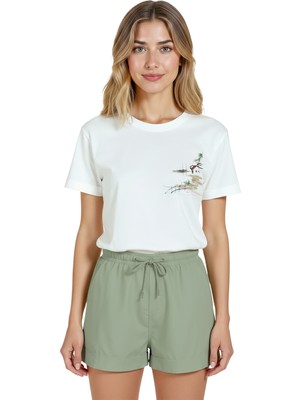 Color Luxe Kadın Beyaz Relaxed Fit %100 Pamuk Tişört – Iskeleli Sahil Evcikleri Baskılı