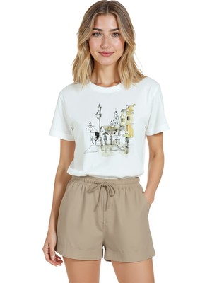 Color Luxe Kadın Beyaz Relaxed Fit %100 Pamuk Tişört – Sokak Lambaları ve Şemsiyeler Baskılı