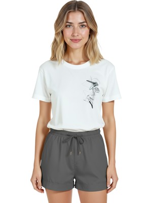Color Luxe Kadın Beyaz Relaxed Fit %100 Pamuk Tişört – Ince Mürekkep & Minimal Soyut Grafik Baskılı