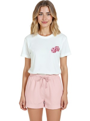 Color Luxe Kadın Beyaz Relaxed Fit %100 Pamuk Tişört – Pembe Kalp Zar & Minimal Pocket‑baskılı