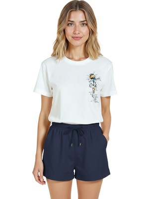 Color Luxe Kadın Beyaz Relaxed Fit %100 Pamuk Tişört – Güneşli Figür Karakalem Baskılı