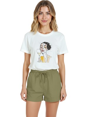 Color Luxe Kadın Beyaz Relaxed Fit %100 Pamuk Tişört – Çizgisel Portre & Şarap Kadehi Baskılı