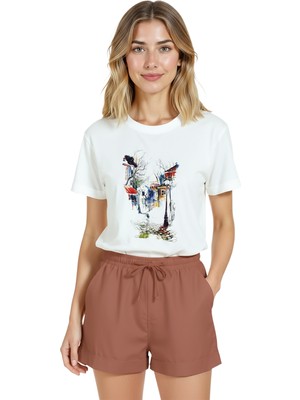 Color Luxe Kadın Beyaz Relaxed Fit %100 Pamuk Tişört – Suluboya Sokak Eskizli Baskılı