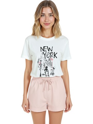 Color Luxe Kadın Beyaz Relaxed Fit %100 Pamuk Tişört – New York Sokak Kolajı Baskılı