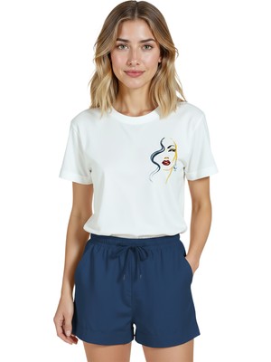 Color Luxe Kadın Beyaz Relaxed Fit %100 Pamuk Tişört – Ince Çizgisel Portre Baskılı
