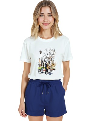 Color Luxe Kadın Beyaz Relaxed Fit %100 Pamuk Tişört – Park Sahnesi & Sokak Müzisyeni Baskılı