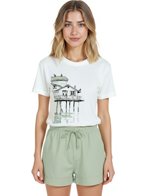 Color Luxe Kadın Beyaz Relaxed Fit %100 Pamuk Tişört – Iskele Evleri Suluboya Baskılı