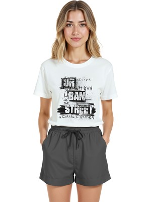 Color Luxe Kadın Beyaz Relaxed Fit %100 Pamuk Tişört – Sokak Tipografi & Graffiti Kolaj Baskılı