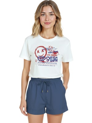 Color Luxe Kadın Beyaz Relaxed Fit %100 Pamuk Tişört – Grafiti “keep Smiling” & Sokak Tipografi Baskılı