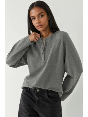 Hiccup Kadın Rahat Desenli Yarım Patlı Düğmeli Basic Uzun Kollu Tişört Gri