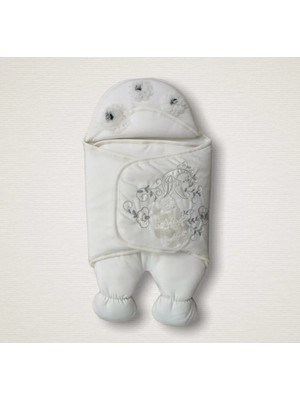 Venüs Shopping Yenidoğan Üç Çiçek Tavuskuşu Nakışlı Lüks Ayaklı Erkek Bebek Kundak Ekru