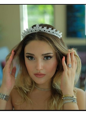 Işıltılı Kraliçe Tacı – Gümüş Kristal Taç