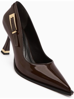 Limoya Mithra Kahve Rugan Sivri Burunlu Toka Detaylı Topuklu Ayakkabı