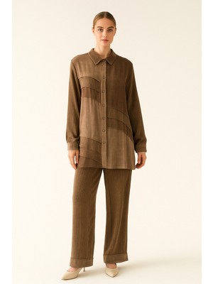 PUREVA 2807 Tuniğin Önü ve Yakası Düğmeli Kol Ucu Manşetli Ön Kısmı Kat Detaylı Pantolonun Beli Yarım Lastikli Cepli Çizgili Ipek Kupra Ikili Takım #09-25#