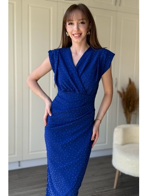 Dilay Gökoğlu Butik Taşlı Vatkalı Kruvaze Yaka Yırtmaçlı Midi Saks Mavisi Elbise