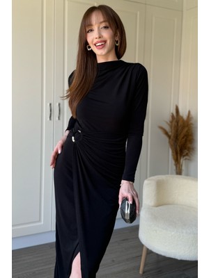 Dilay Gökoğlu Butik Aksesuar Detaylı Boyunlu Midi Siyah Elbise