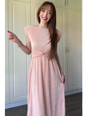 Dilay Gökoğlu Butik Vatkalı Krinkıl Midi Bel Detaylı Pudra Elbise